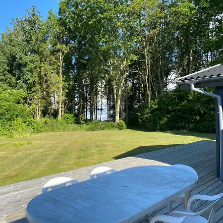 Idyllic Summer House At The Waters Edge Casa vacanze Spottrup